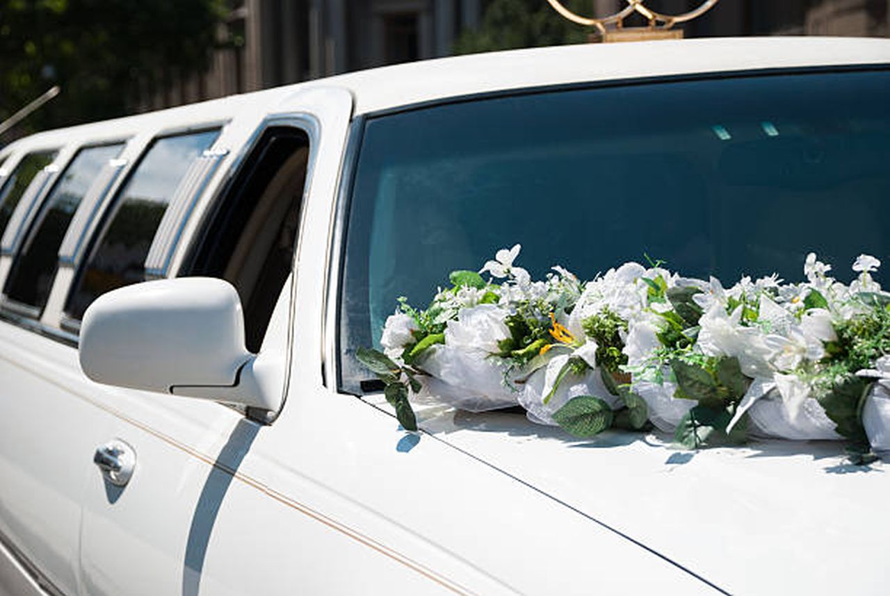 How Should You Choose A Wedding Limo Service?