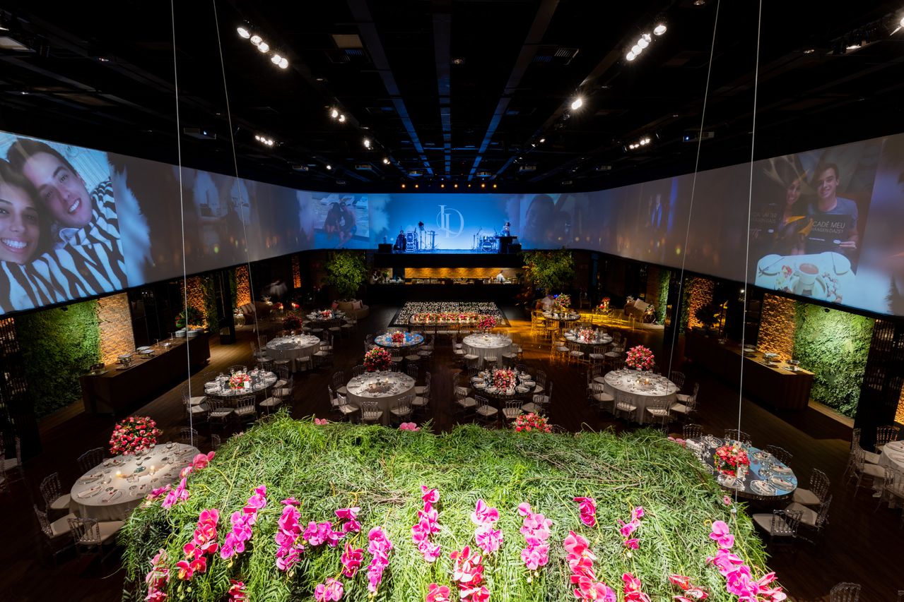 Wedding couple entering a reception venue featuring projection mapping visuals and memories