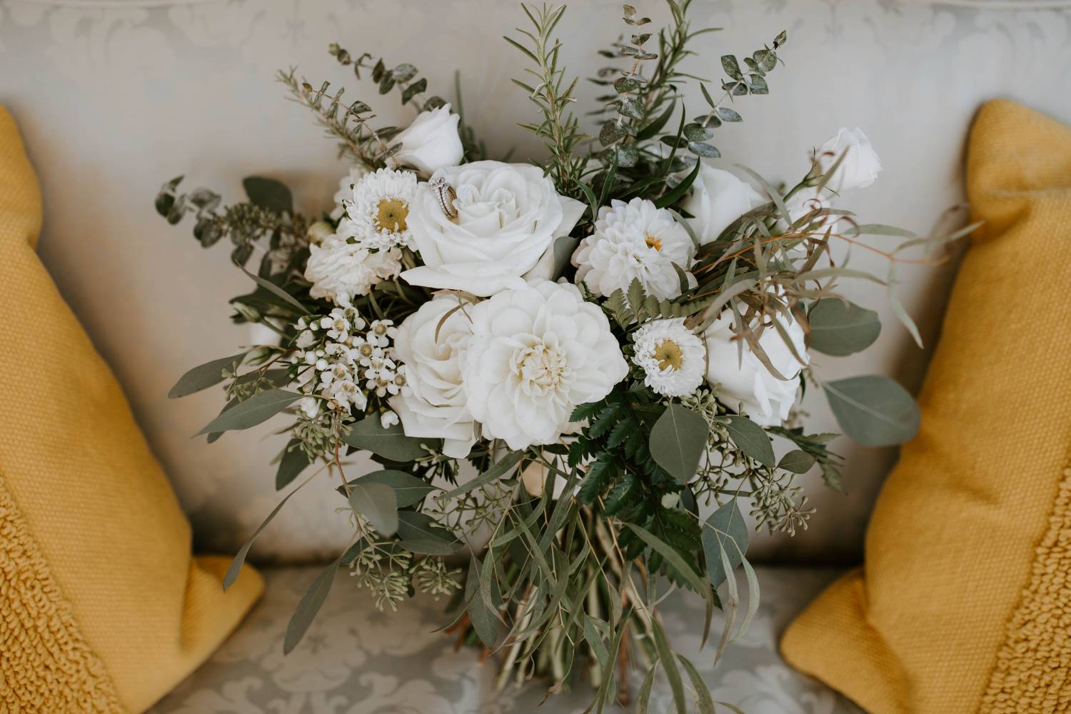 the best seasonal flowers for wedding bouquets 1