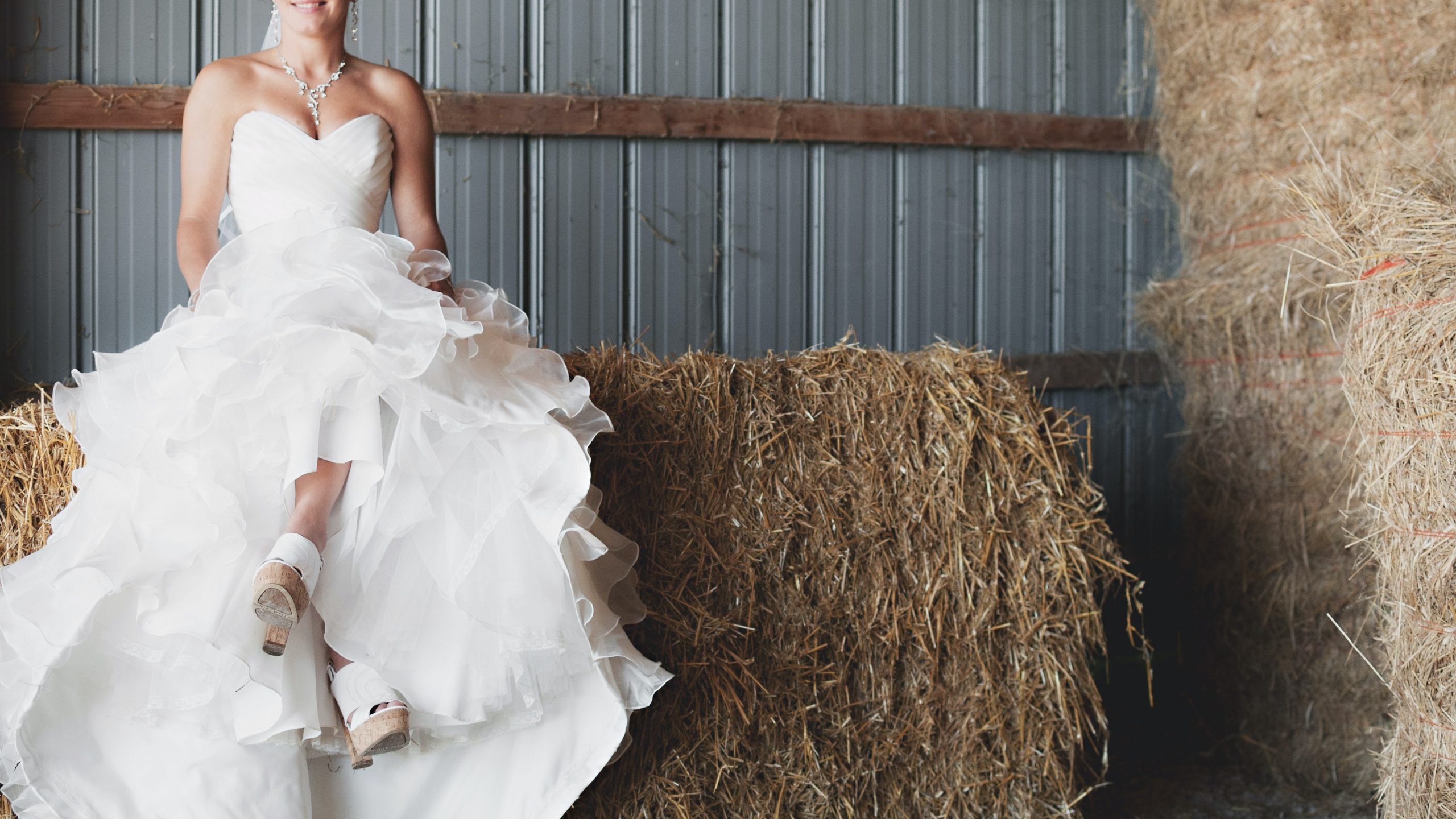 Strapless Wedding Dresses: 15 Bridal Gowns + Faqs